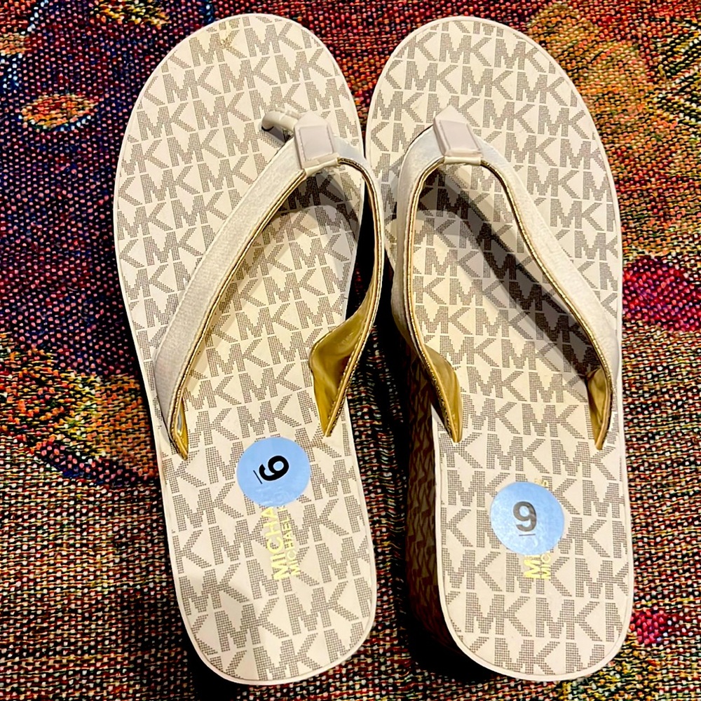 MK platform flip flops